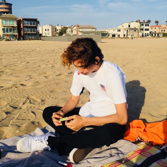 white Flag t shirt - Picture 2 of 3